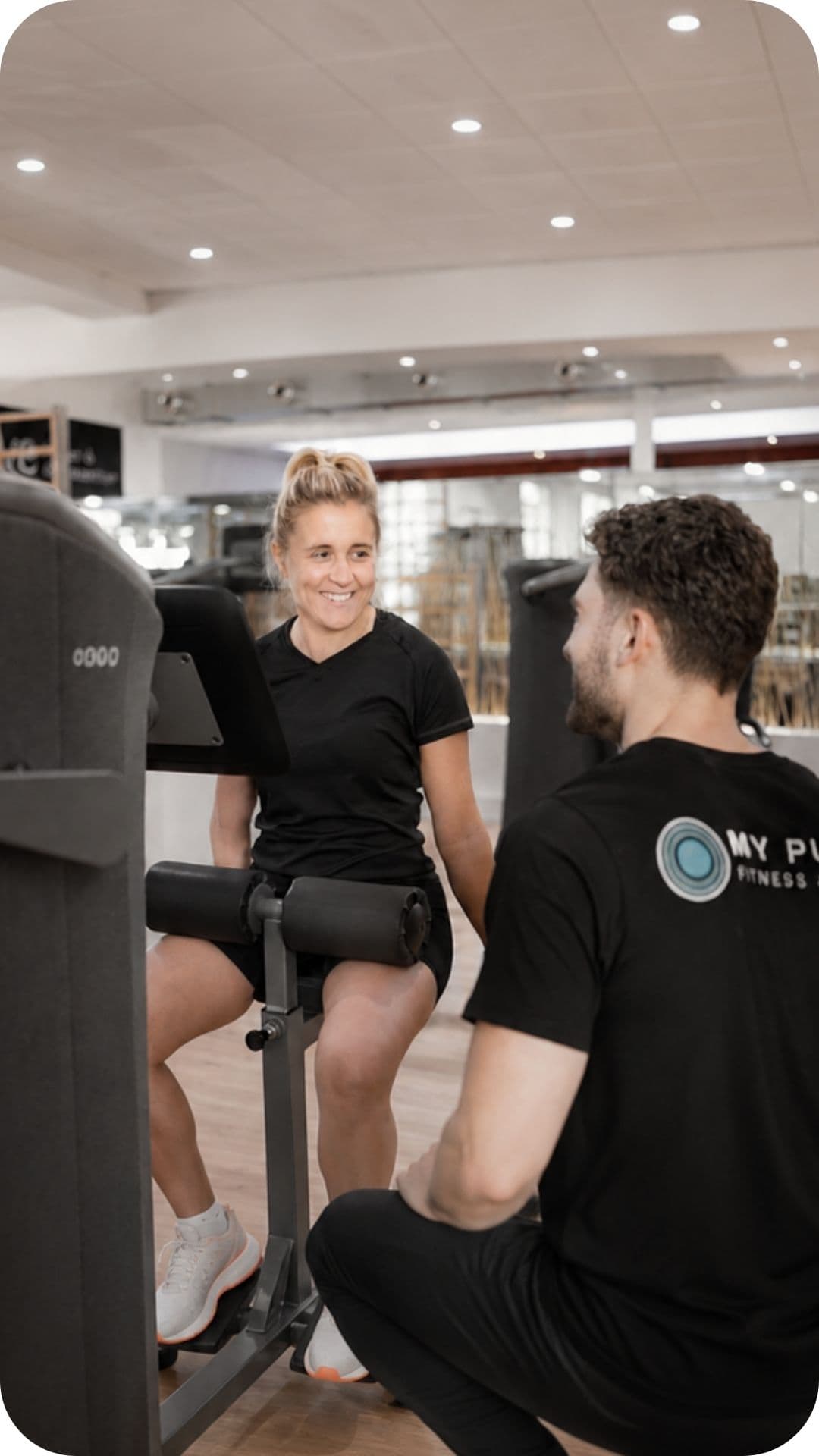 Mitglieder im Gespräch auf der Trainingsfläche