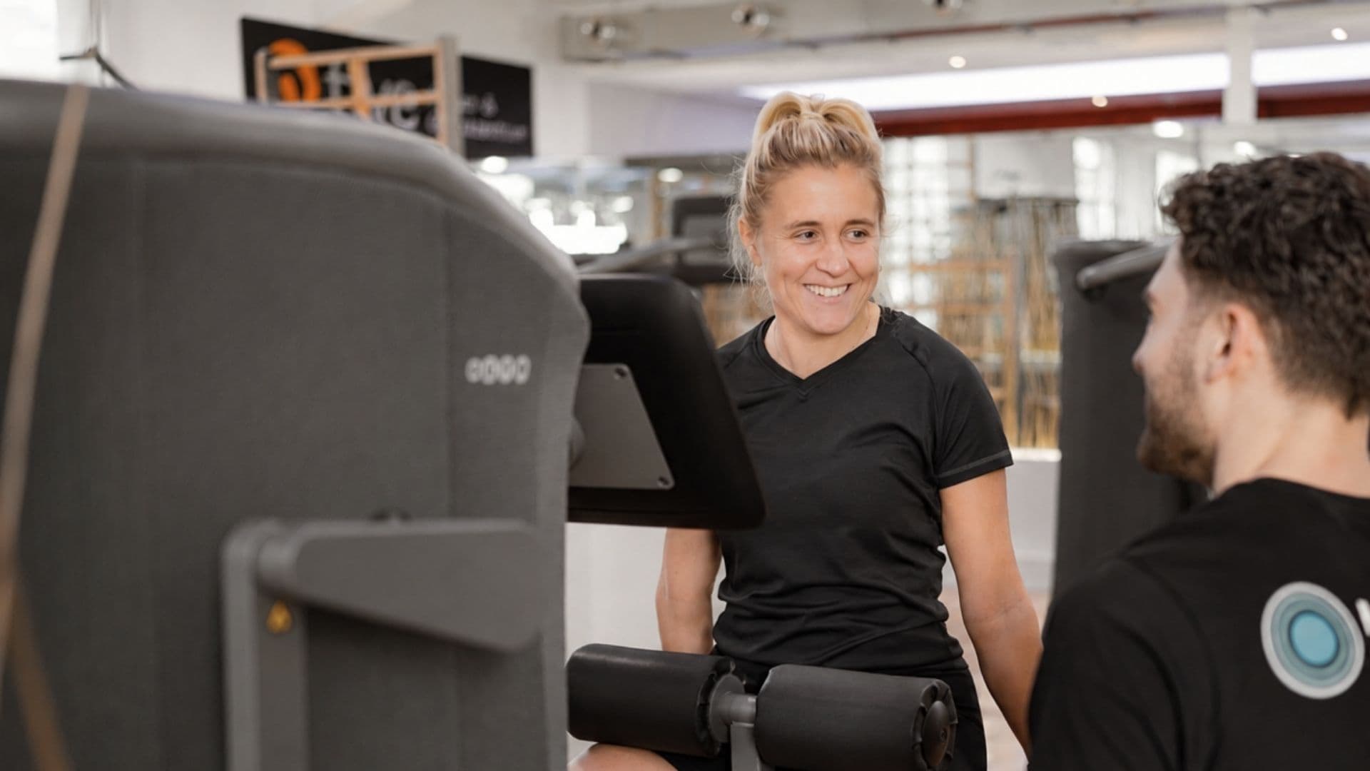 Mitglieder im Gespräch auf der Trainingsfläche