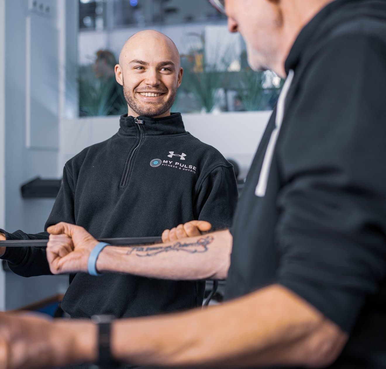 Trainer betreut ein Mitglied persönlich bei MY PULSE Bonn