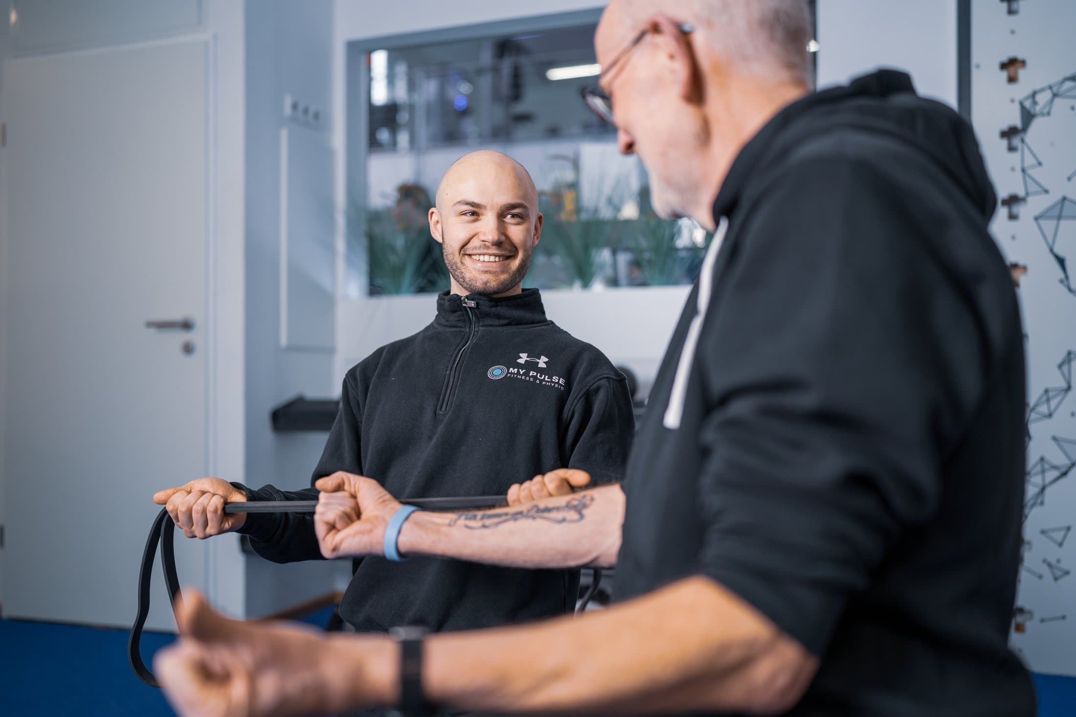 Trainer betreut ein Mitglied persönlich bei MY PULSE Bonn
