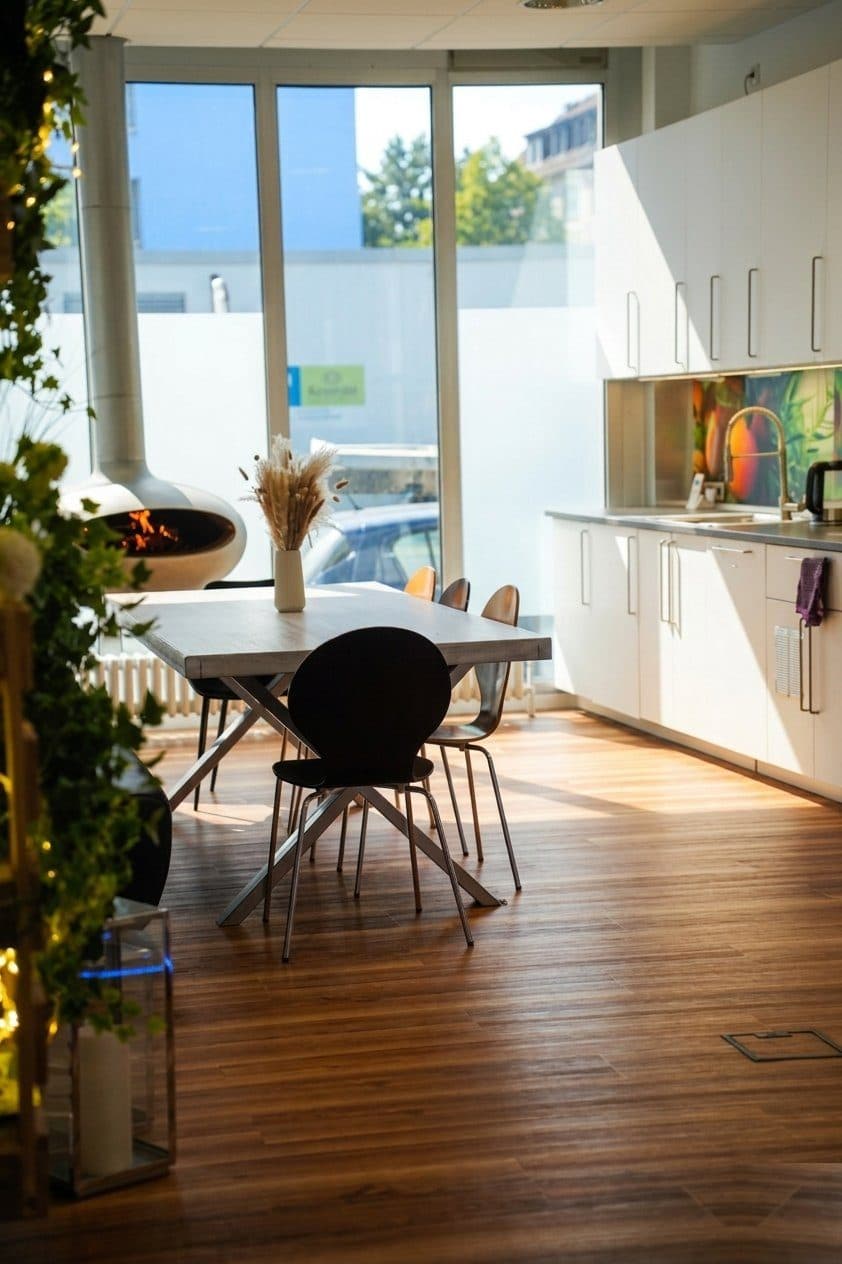 Helle Wohlfühl-Lounge mit viel Tageslicht bei MY PULSE Bonn-Beuel