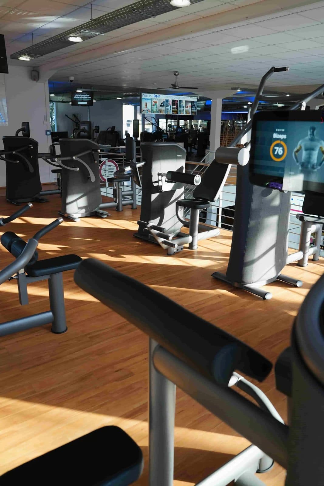 Moderne EGYM Trainingsfläche mit Tageslicht bei MY PULSE Bonn-Kessenich