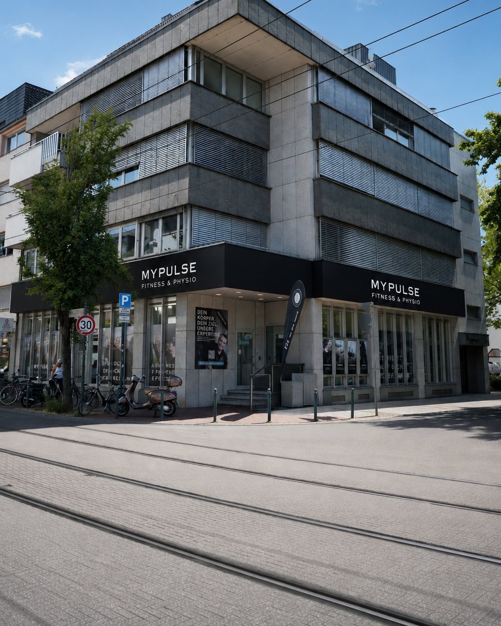 MY PULSE in Bonn-Beuel, Eingang und Schriftzug von der Straße